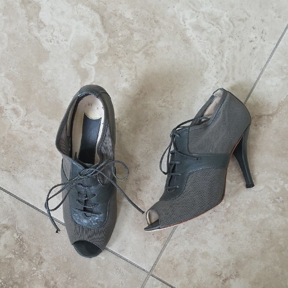 Elegant Black Peep-Toe Heels - Picture 1 of 14